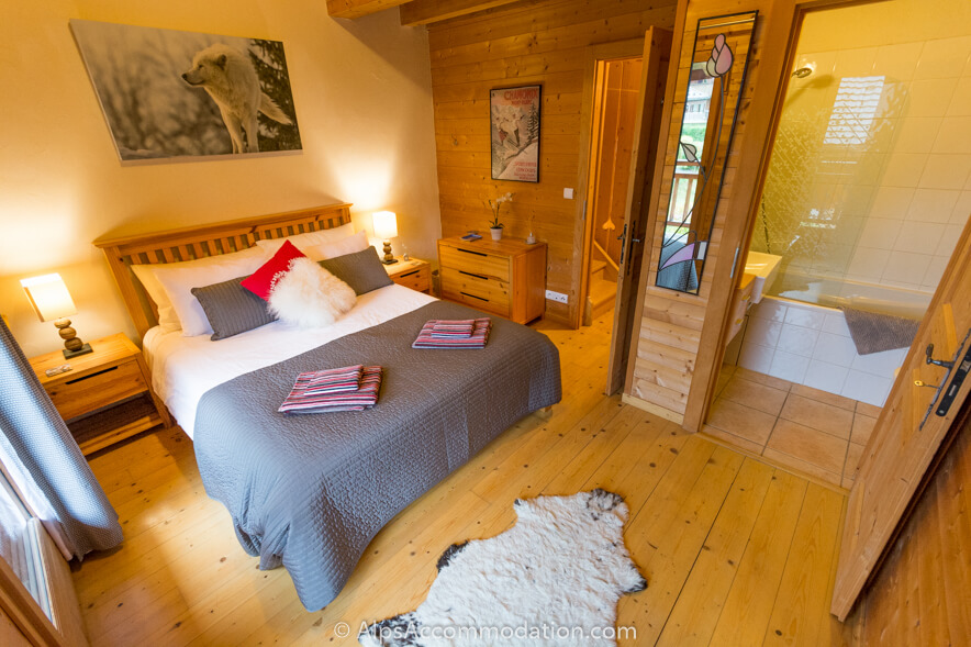 Chalet La Cascade Samoëns - Master bedroom with ensuite bathroom, luxurious king size bed and private south facing balcony