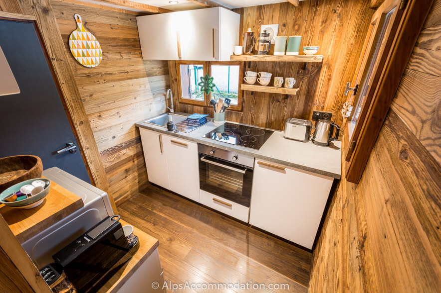 La Cabine Samoëns - The modern and fully equipped kitchen featuring fridge, dishwasher and microwave