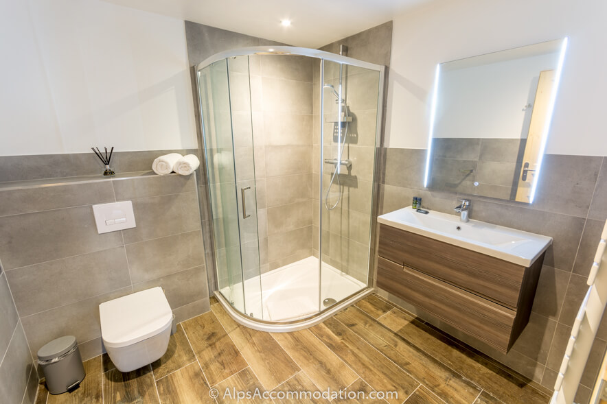 Apartment Marguerite Samoëns - A spacious family bathroom featuring shower