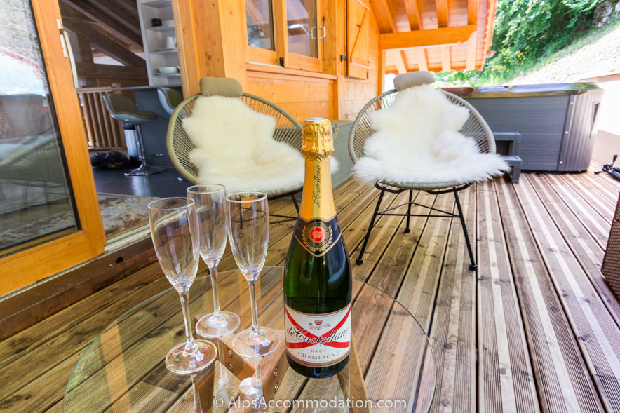 Chalet 75 Samoëns - The superb decking to the rear of the chalet offers a large hot tub and great privacy