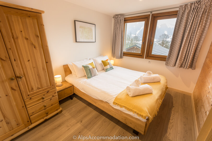 Apartment Marguerite Samoëns - Spacious bedroom with fantastic piste and mountain views