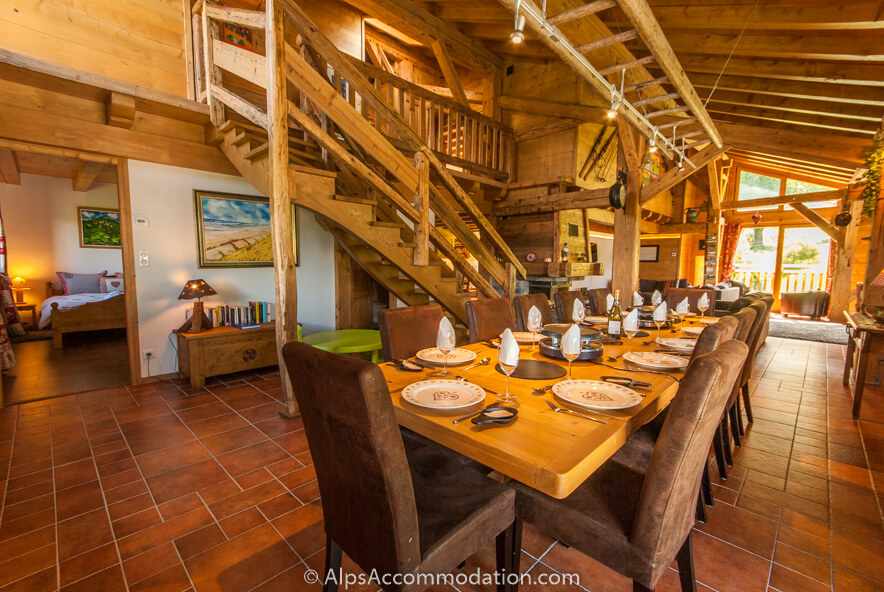 La Grange Samoëns - Dining area with beautiful exposed beams