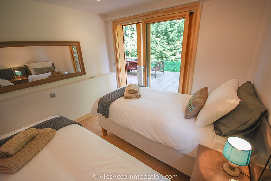 Chalet Maya Samoëns - King (or twin) bedroom with ensuite bathroom and access to terrace