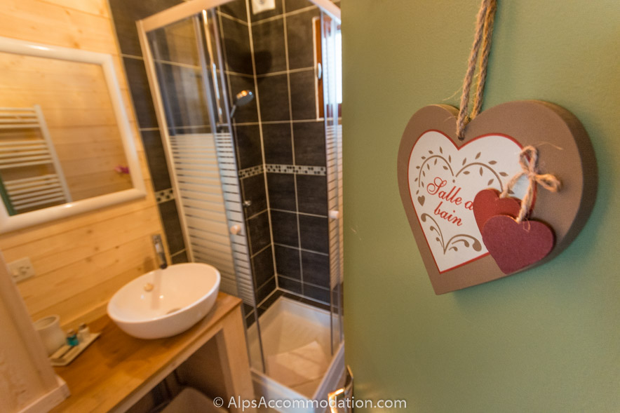 Chalet Le Gerbera La Rivière Enverse - The family bathroom is located on the lower level
