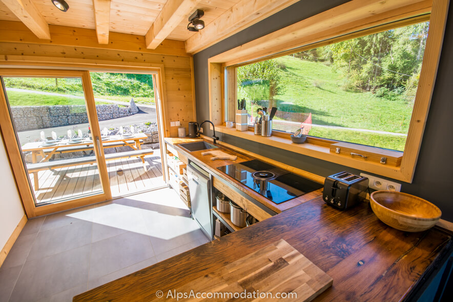 Chalet Sarbelo Samoëns - The fully equipped kitchen with terrace beyond