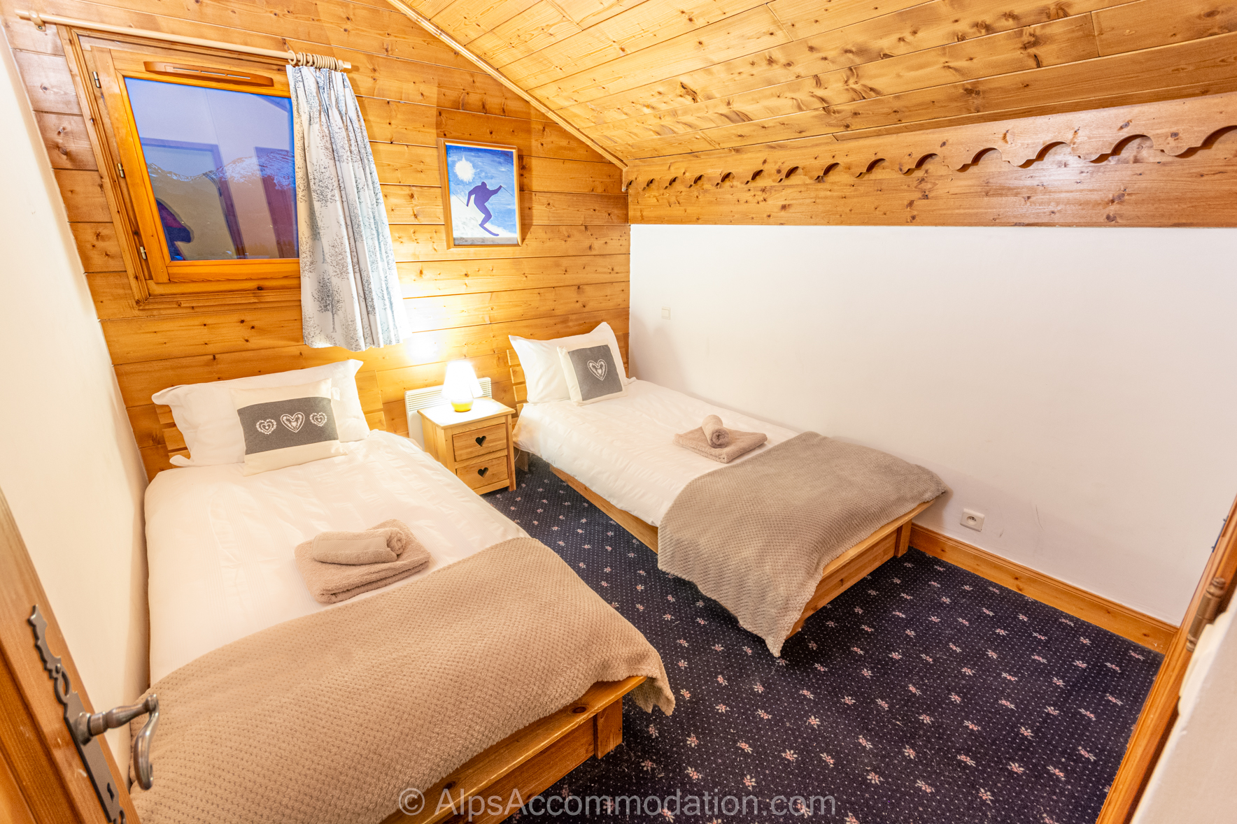 Chalet Alpage Morillon 1100 - Upper level twin bedroom with ample built in storage