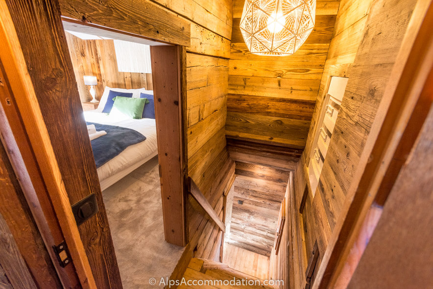 La Cabine Samoëns - The upper level landing with a contemporary pendant light above the stairs