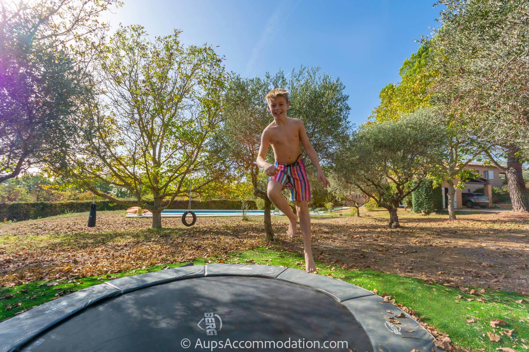 Le Mas Aups - In ground trampoline, climbing rope, punch bag and swing are provided
