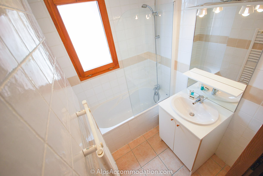 B11 Jardin Alpin Morillon 1100 - Bathroom with bath and integrated shower