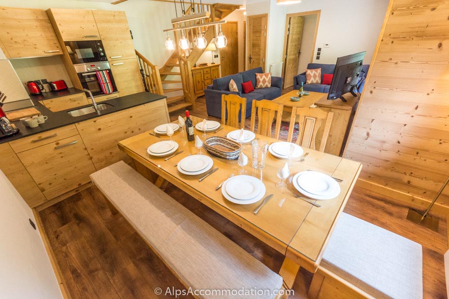 Apartment CH8 Morillon - The impressive dining table can seat up to 10 people in total comfort