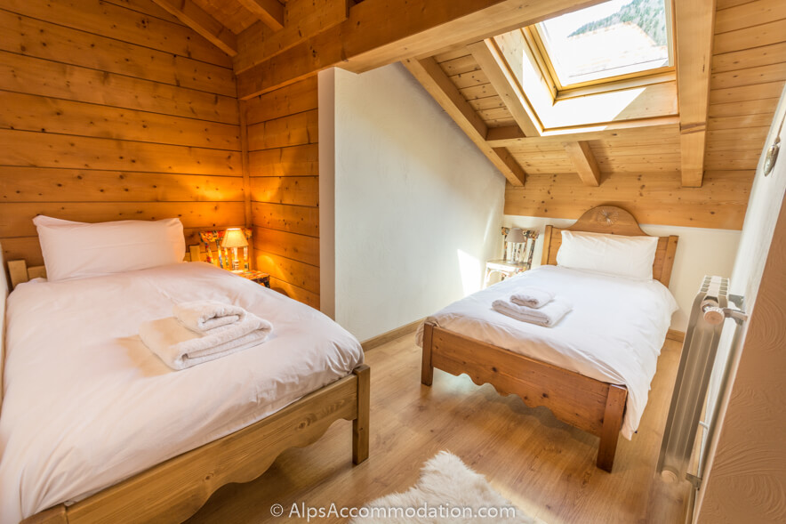 Chalet du Mont des Fraises Samoëns - The bright twin bedroom on the upper level