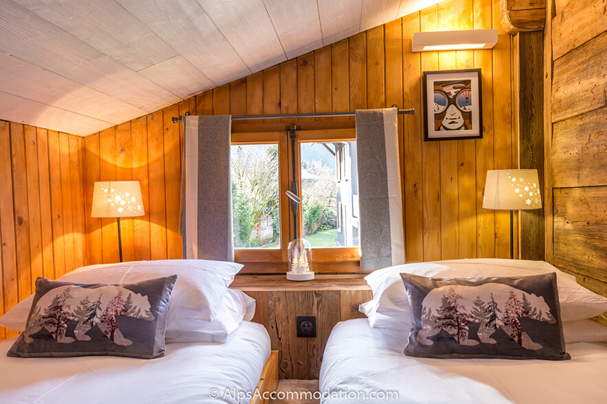 La Cabine Samoëns - The cosy twin bedroom with large wardrobe and beautiful mountain views