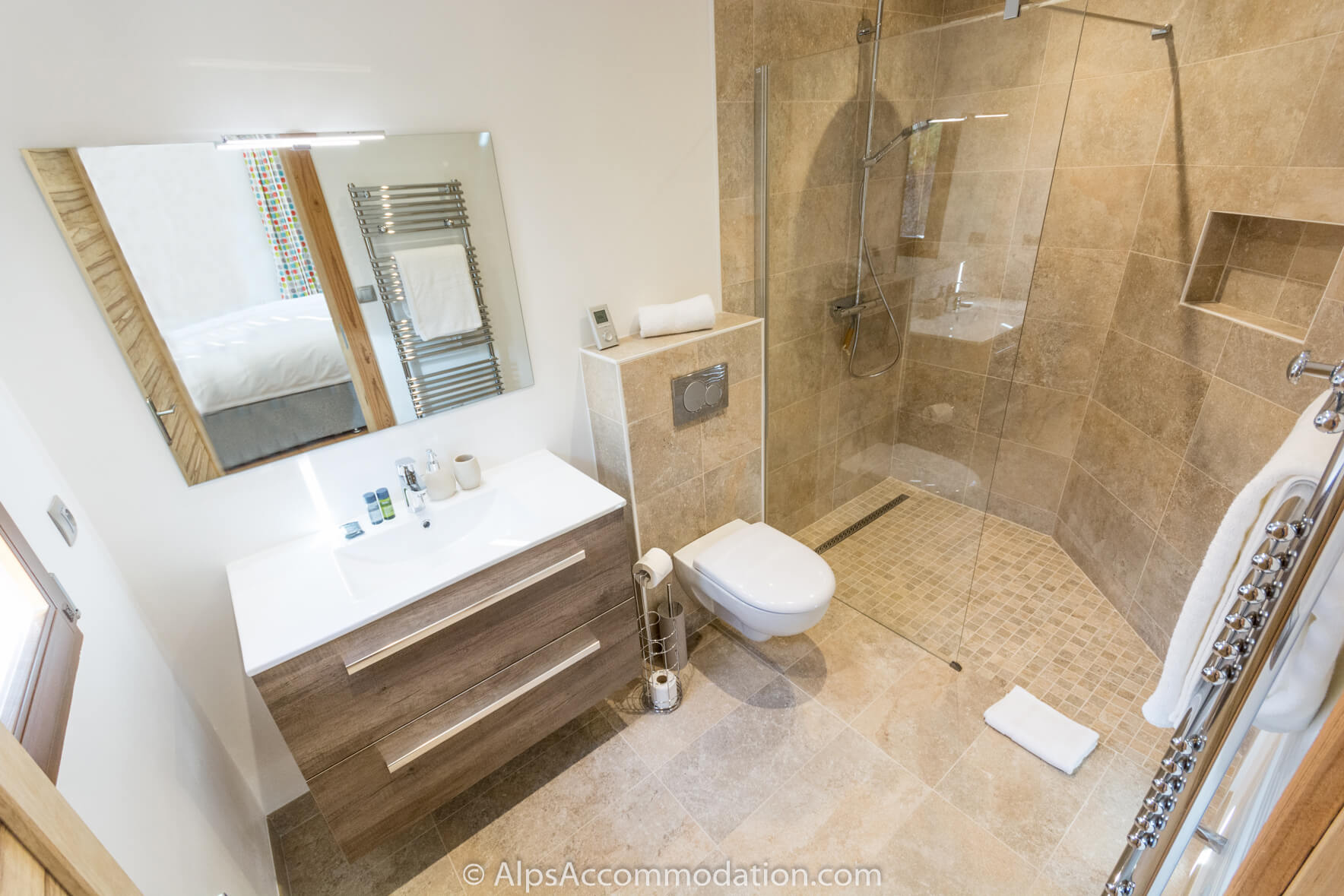 Chalet Gentian Samoëns - Ensuite bathroom with large walk in shower