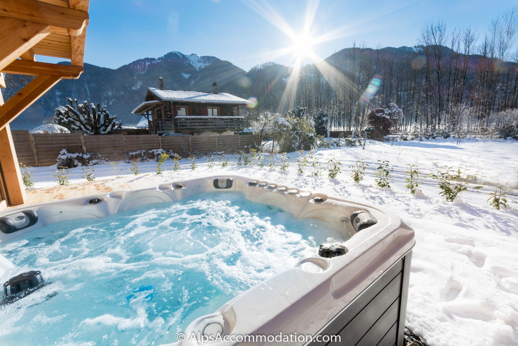 Chalet Louisa Samoëns - The luxurious hot tub with great views
