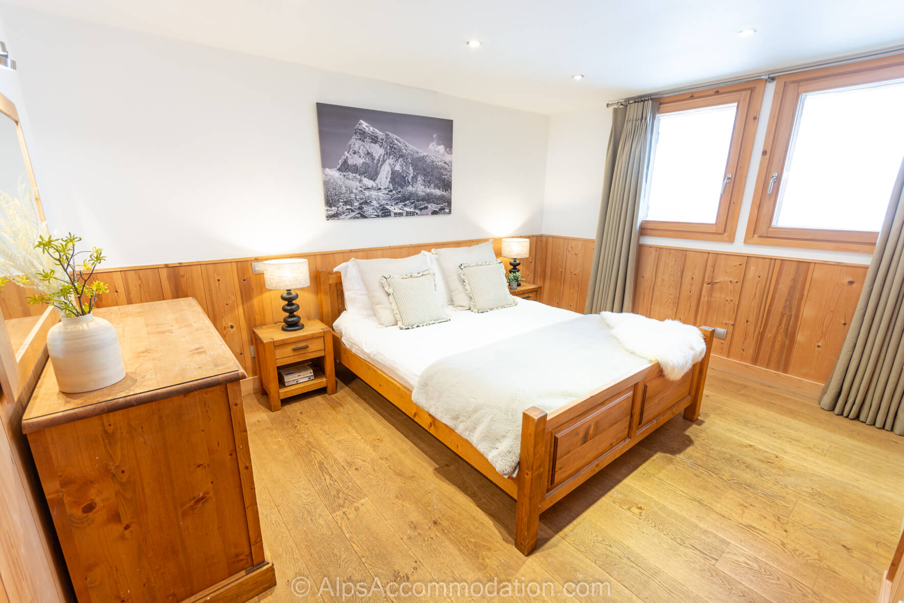 Chalet Foehn Samoëns - Luxurious ensuite bedroom with king size bed and quality linen and soft furnishings