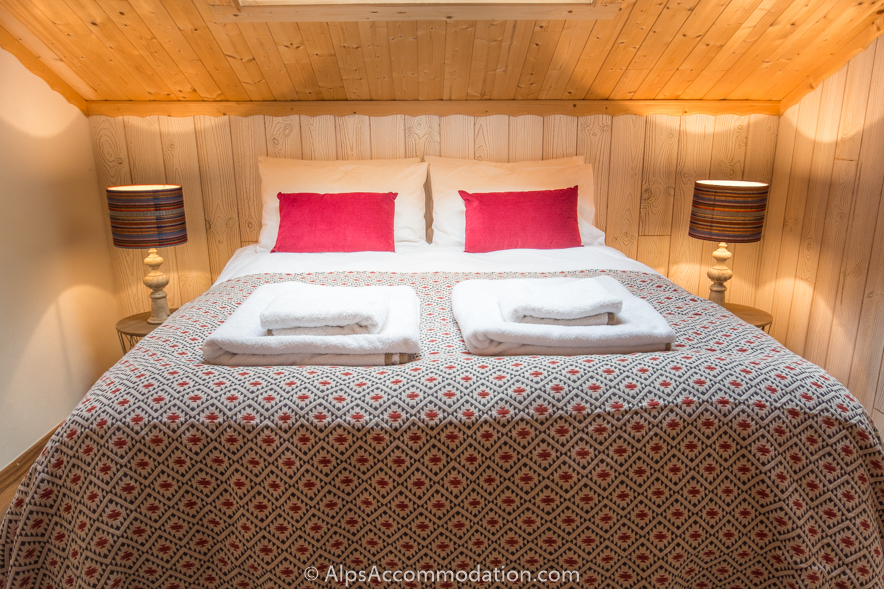 Chalet Jeroboam Samoëns - Stunning queen bedroom featuring luxurious linen and soft fluffy towels
