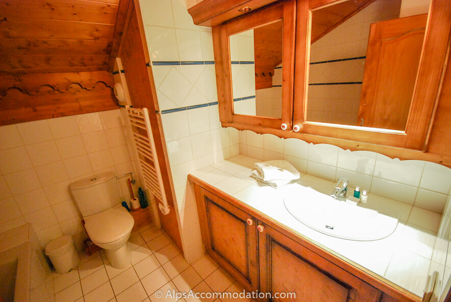 Chalet Alpage Morillon 1100 - Large upper level family bathroom with bath and integrated shower