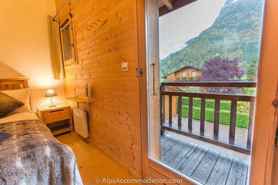 Chalet La Cascade Samoëns - Beautiful views to snowy peaks from the triple bedrooms