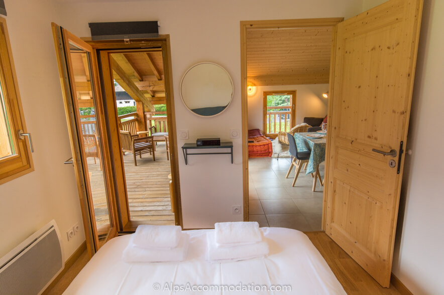 Apartment La Bottière Samoëns - The entrance level bedroom features a double bed with access to a large balcony