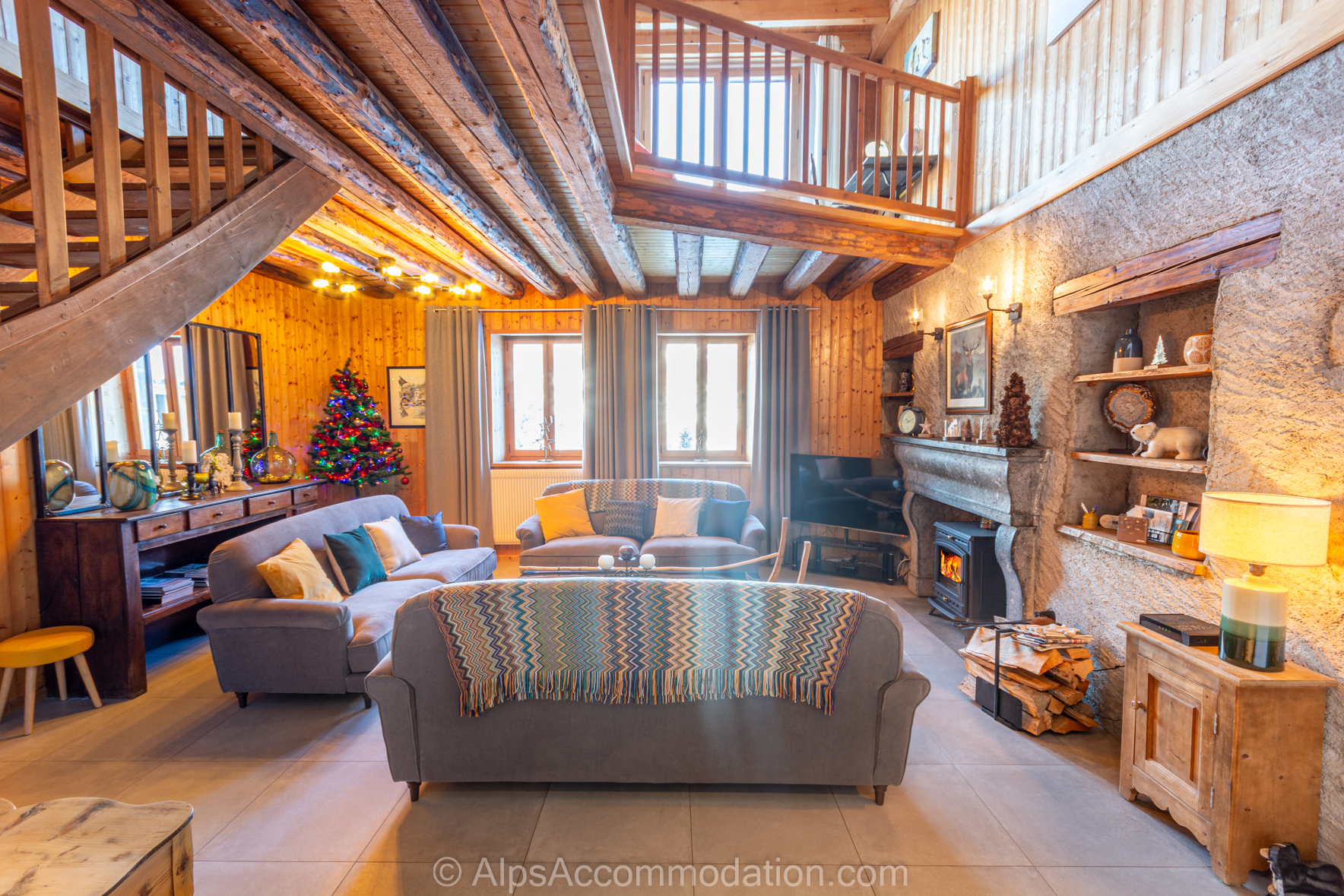 Chalet Skean-Dhu Samoëns - The living area features a cosy log burner and double height ceilings