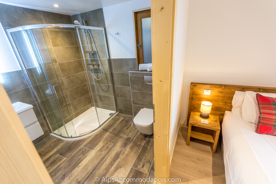 Apartment Marguerite Samoëns - The spacious ensuite bedroom features a shower