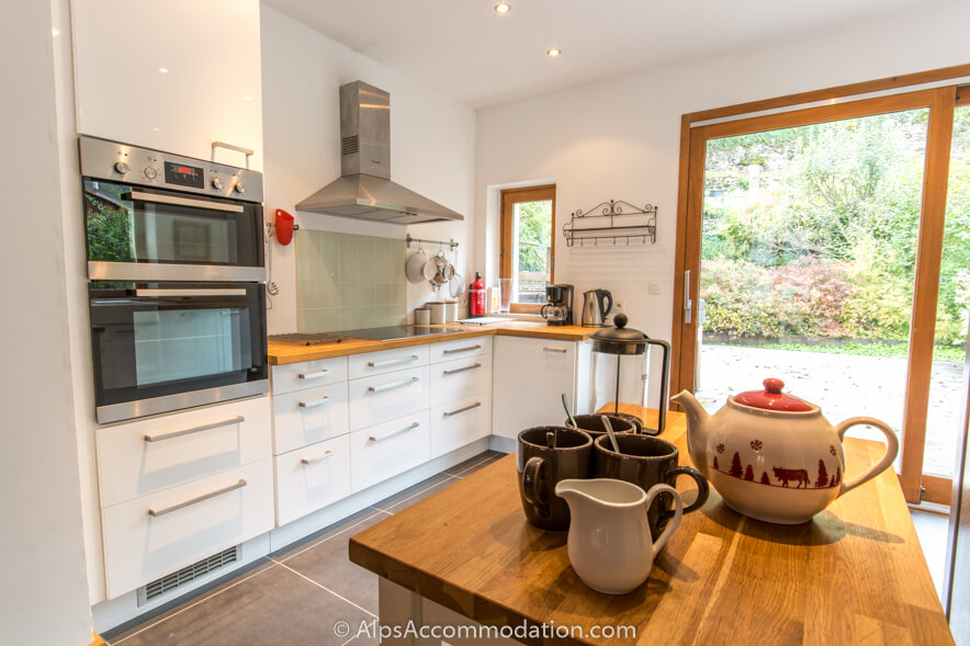 La Maison Blanche Samoëns - Huge fully equipped kitchen with light flooding through large French windows