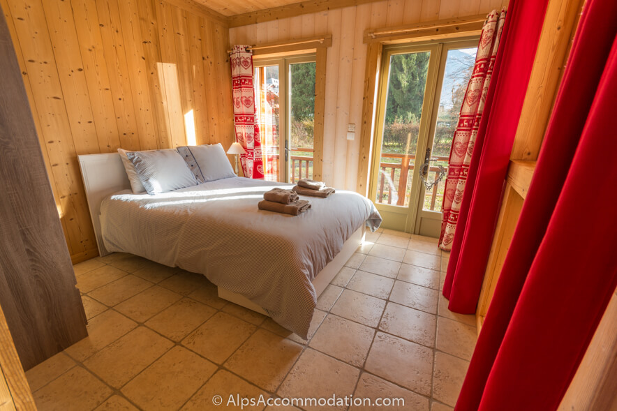 Apartment Bois de Lune 2 Samoëns - The ensuite master bedroom with direct access to the sunny terrace