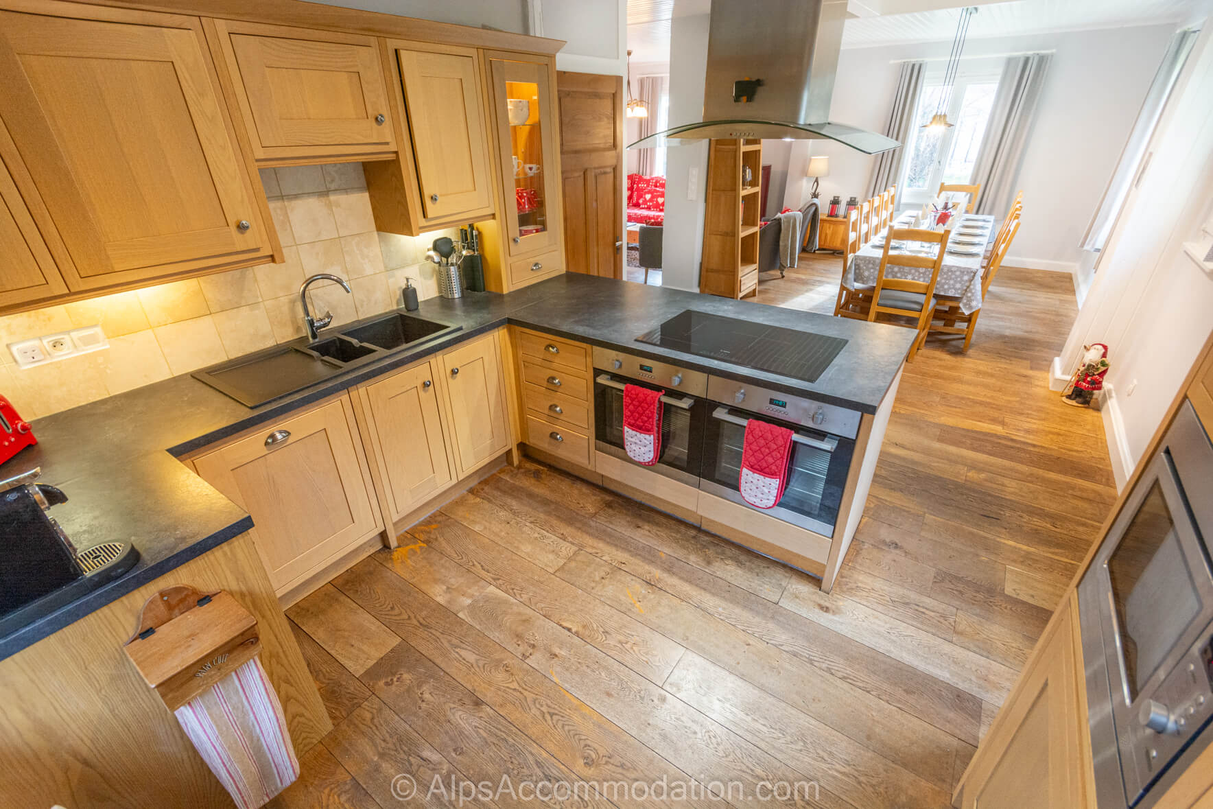Chalet Chamoissière Samoëns - Fantastic fully equipped kitchen with double oven and 4 ring hob