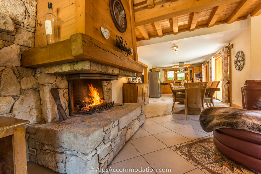 Chalet du Mont des Fraises Samoëns - The beautiful log fire takes centre stage in the open plan living and dining area