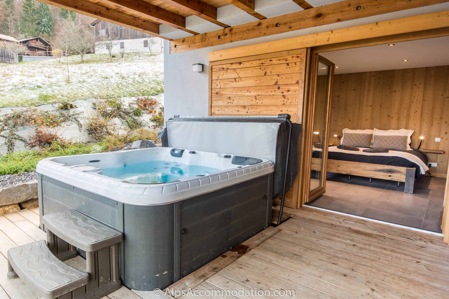 Chalet Sarbelo Samoëns - The bubbly hot tub is perfect for relaxing after a fun day