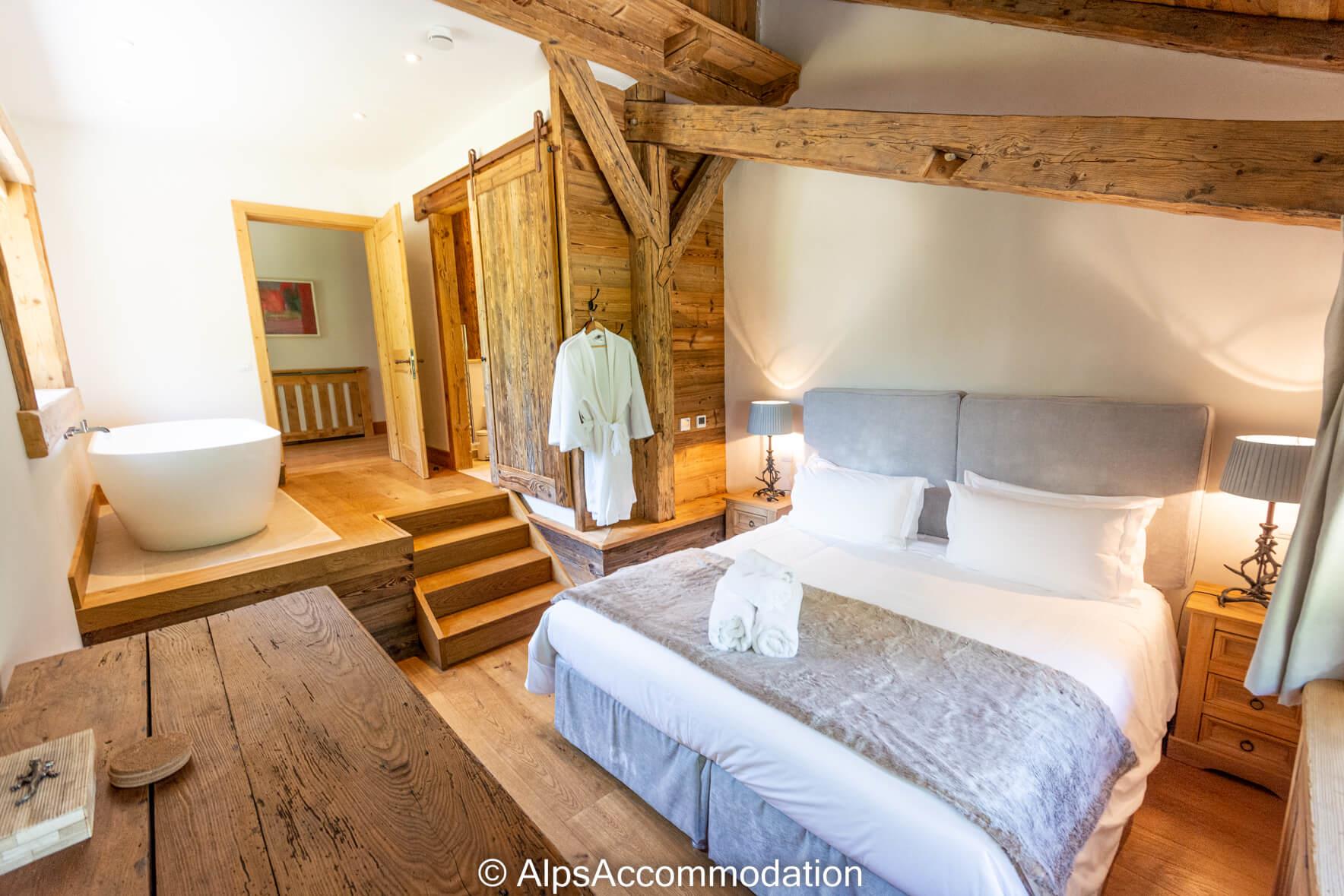 Ferme St Christophe Samoëns - Ensuite bedroom with super king size bed