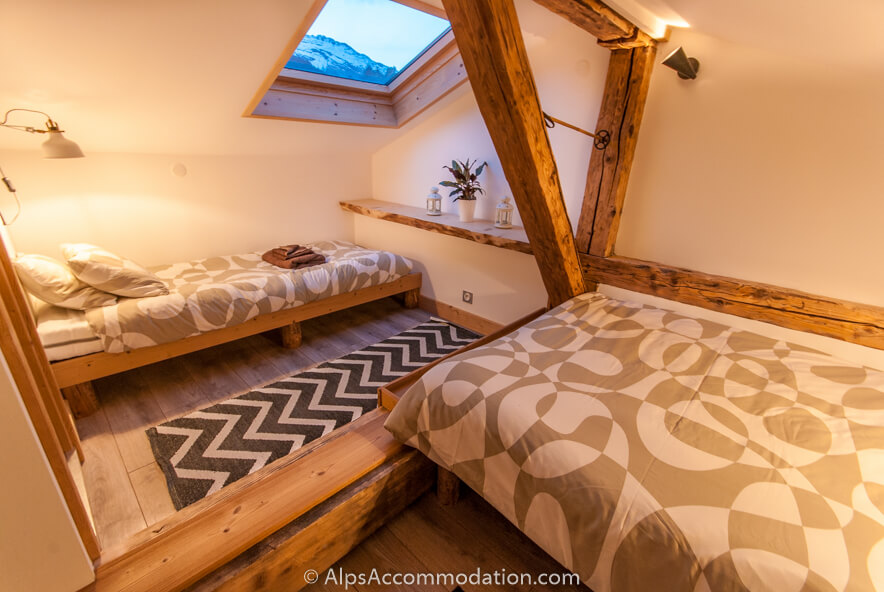 Chalet Tir na nOg Samoëns - Upper bedroom with double and single beds
