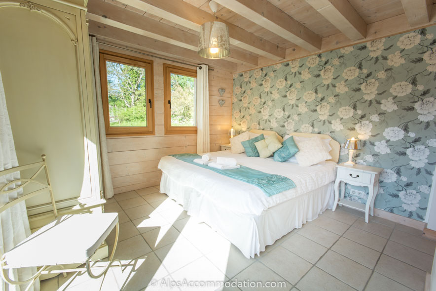 Chalet Falcon Samoëns - Stunning ensuite bedroom with super king size bed and sunny private balcony