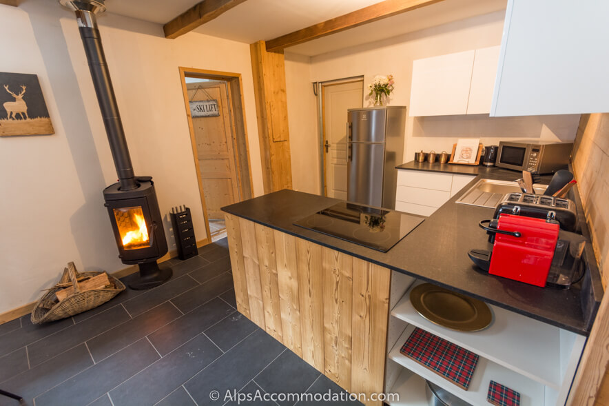Chalet Balthazar Samoëns - The fully equipped kitchen with full size oven, hob, and dishwasher