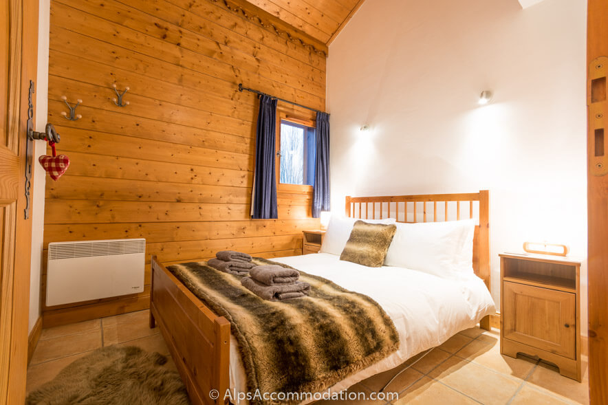 Villa Monette B5 Samoëns - Spacious double bedroom with double height ceiling