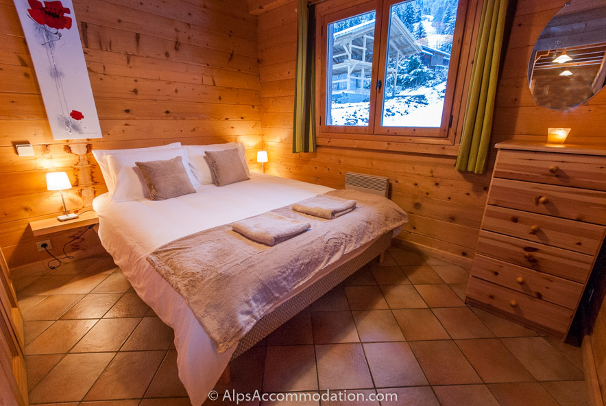 Chalet Sisu Sixt-Fer-à-Cheval - Queen sized bedroom located on the middle level