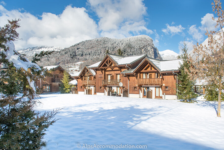 Chalet Amande E4 Samoëns - Vast gardens offer a great place to relax and play