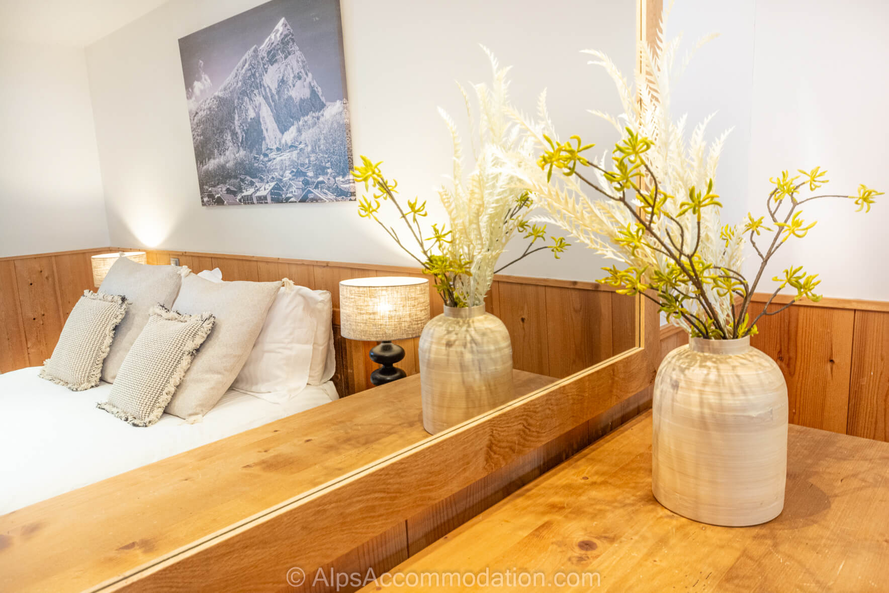 Chalet Foehn Samoëns - The ground floor ensuite bedroom with king size bed