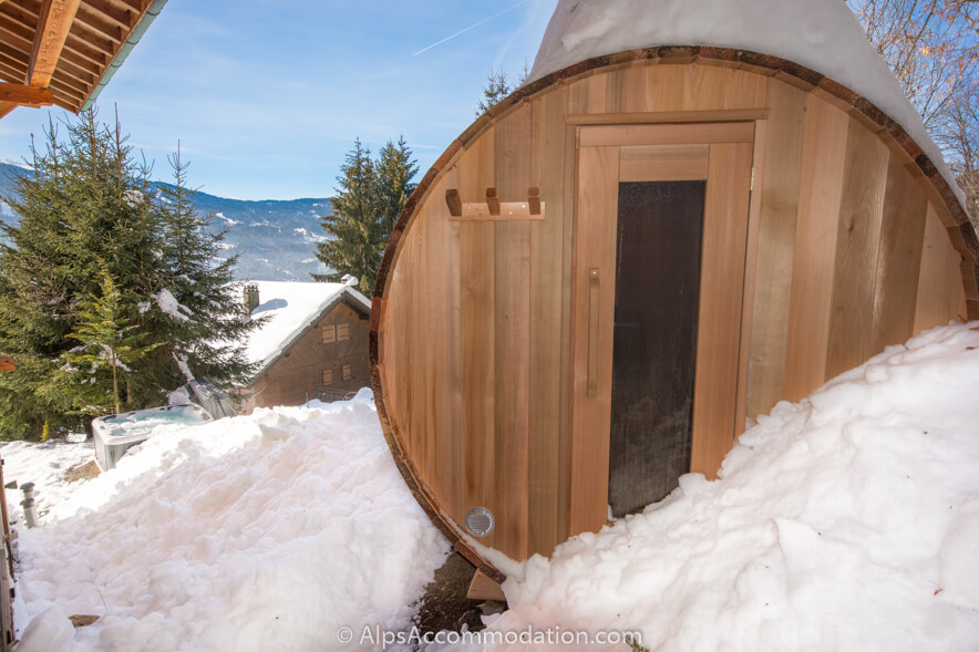 Chalet Marguerite Samoëns - A barrel sauna provides the perfect place to soothe tired muscles