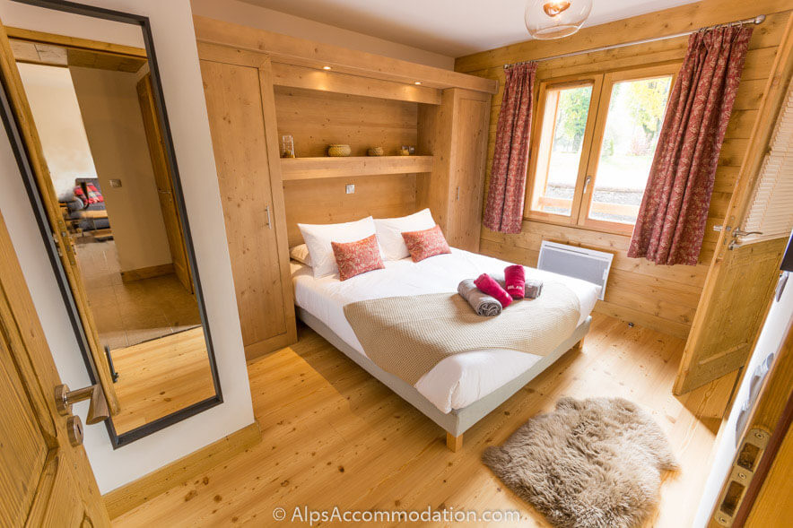 Apartment Bel Air Samoëns - The spacious ensuite master bedroom is a real highlight