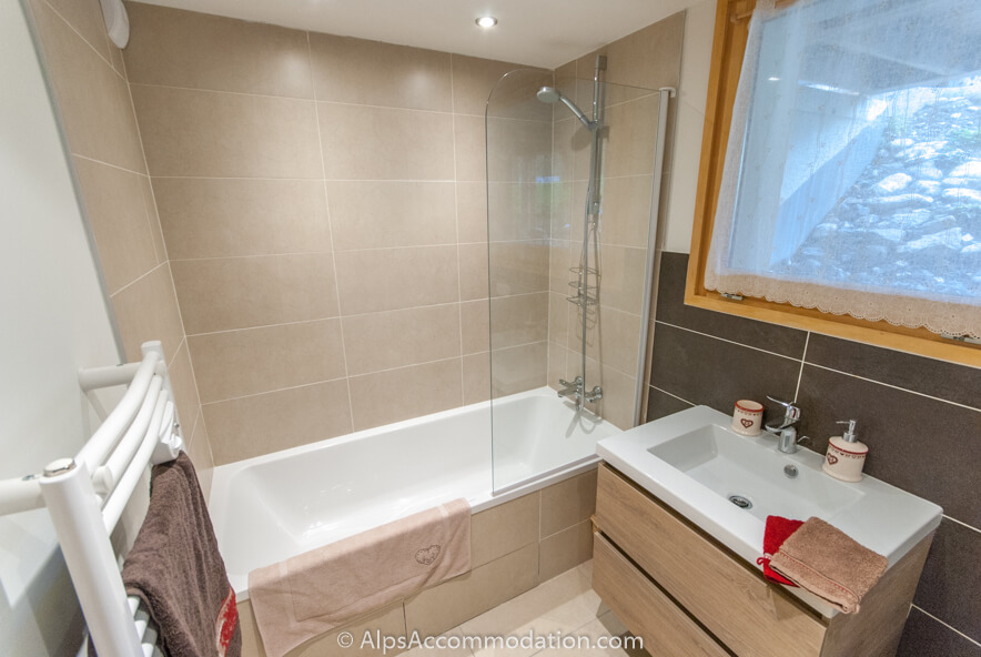 Apartment La Tibolire Sixt-Fer-à-Cheval - Lovely bathroom with large bath and shower