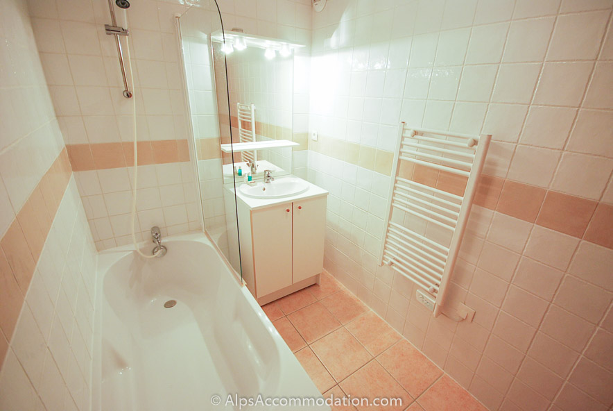 B11 Jardin Alpin Morillon 1100 - Master bedroom ensuite bathroom with bath and integrated shower