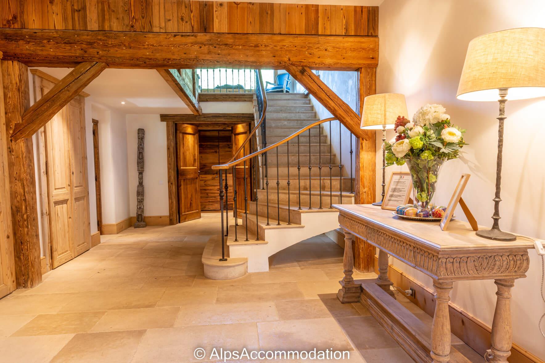 Ferme St Christophe Samoëns - Sweeping stairway leading to the first floor