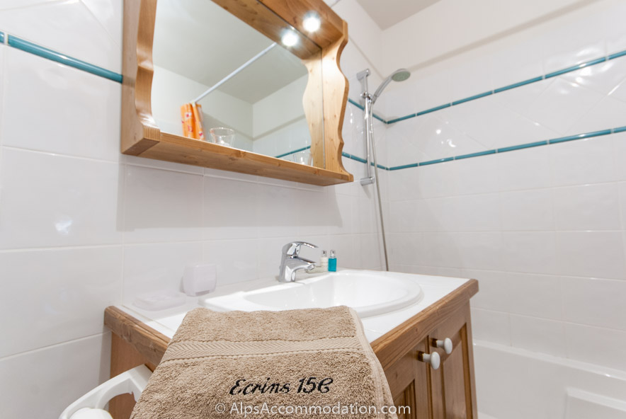 Ecrins Etoiles C15 Samoëns - Second bathroom with bath and shower