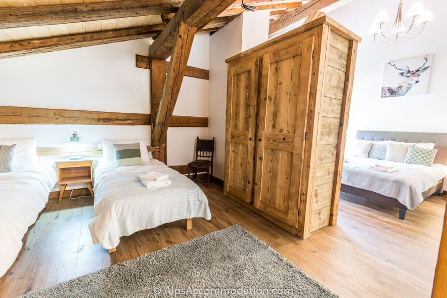 Chalet Skean-Dhu Samoëns - The ensuite family room features a luxurious king size bed and two single beds