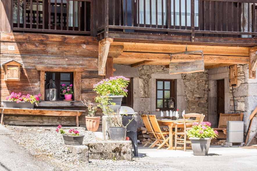 Chalet Skean-Dhu Samoëns - A terrace area with table, chairs and BBQ is available and perfect for spring and summer evenings