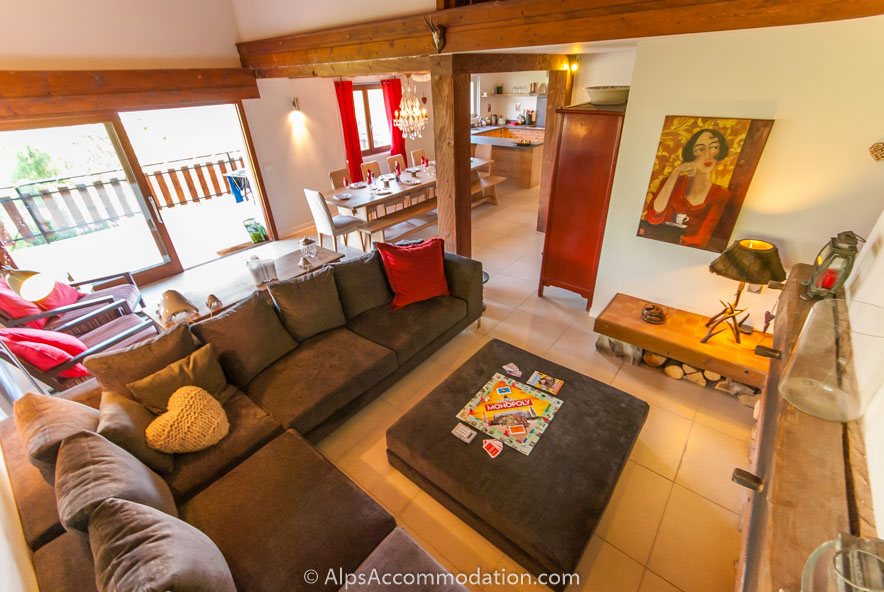 Chalet Eglantine Samoëns - Comfortable living and dining area leading to sunny terrace