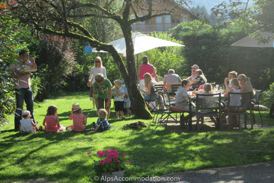 Chalet Moccand Samoëns - Spacious and sunny garden for the whole family
