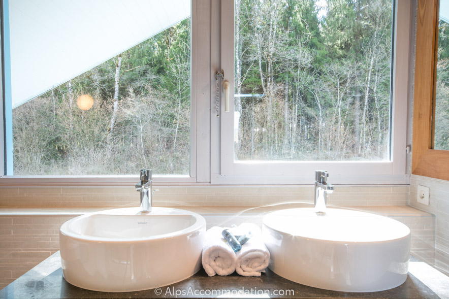 Chalet Bleu Morillon - The family bathroom on the upper level features a bath and separate shower