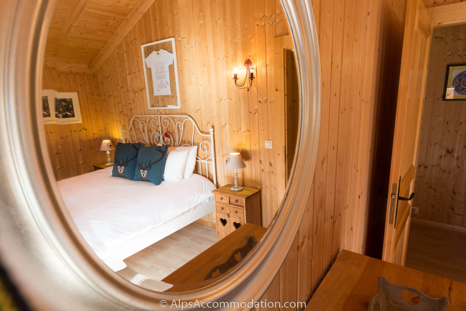 Chalet Esse Samoëns - The spacious super king bedroom with private balcony